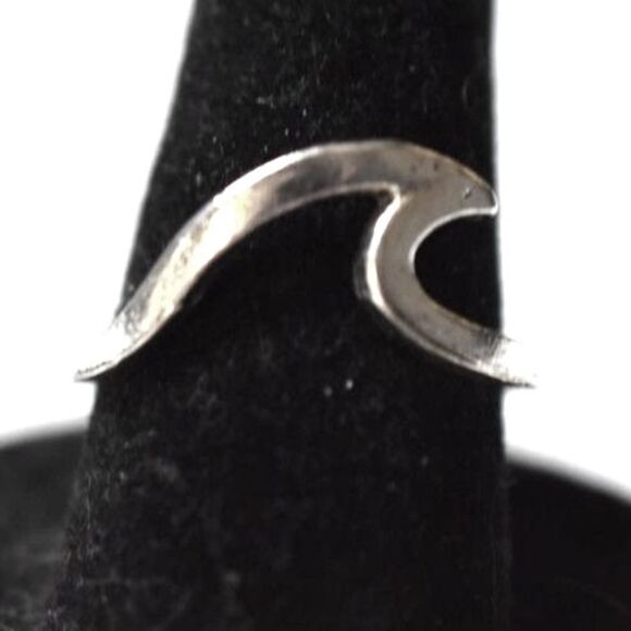 NWOT Hang Ten Wave  Silver Tone Metal Alloy Surfer Unisex Casual Size 7.5 Ring - Picture 1 of 3